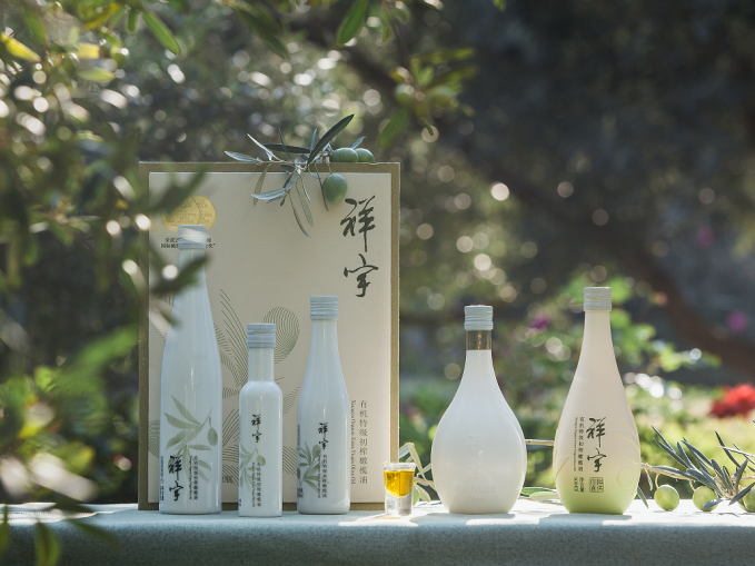 知源頭更放心甘肅隴南國(guó)際油橄欖協(xié)會(huì)IOC認(rèn)定中國(guó)油橄欖一我，是一瓶橄欖油，人們賦..